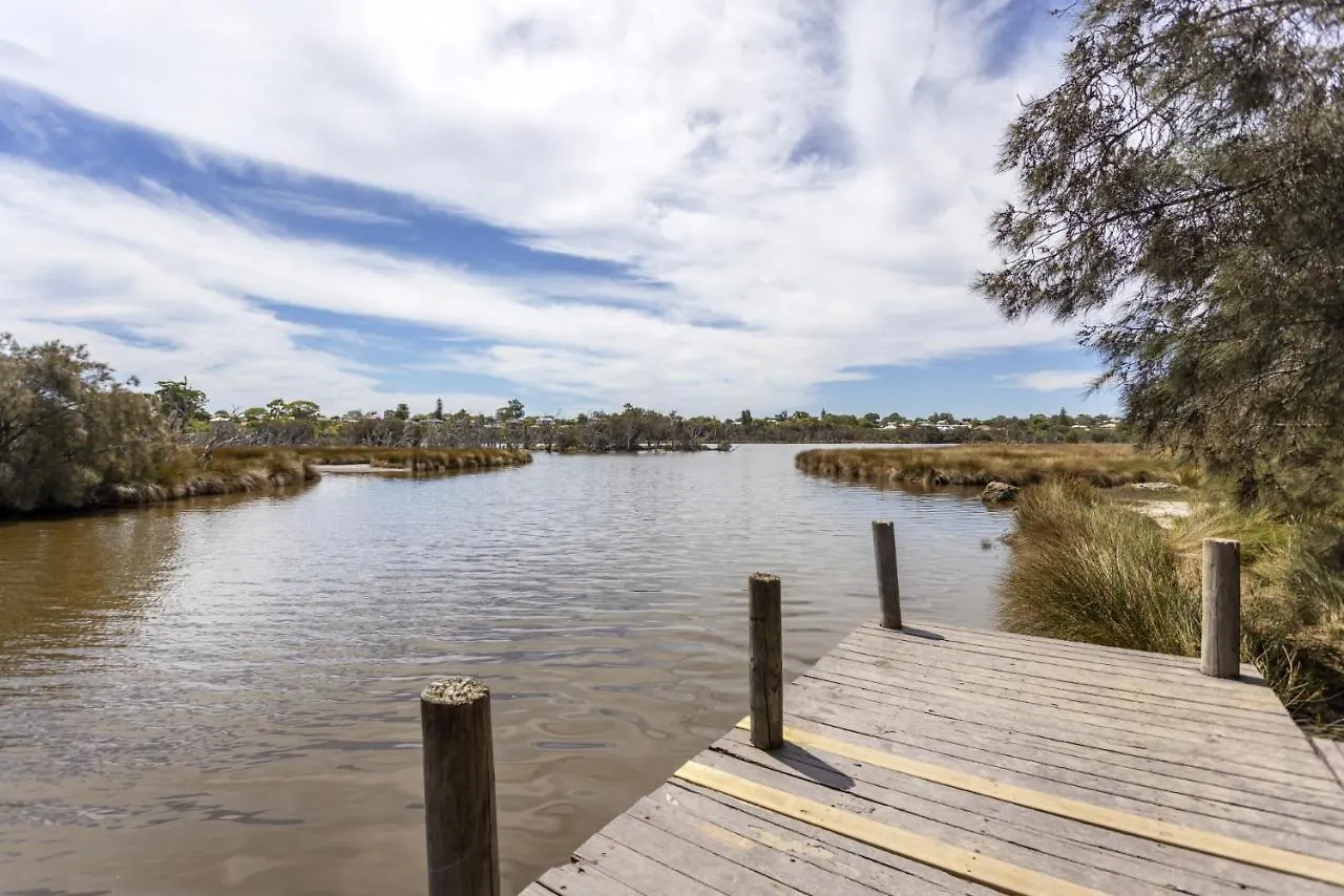 Grand Riverview Manor With Pool & River Access - Executive Escapes Perth Australia