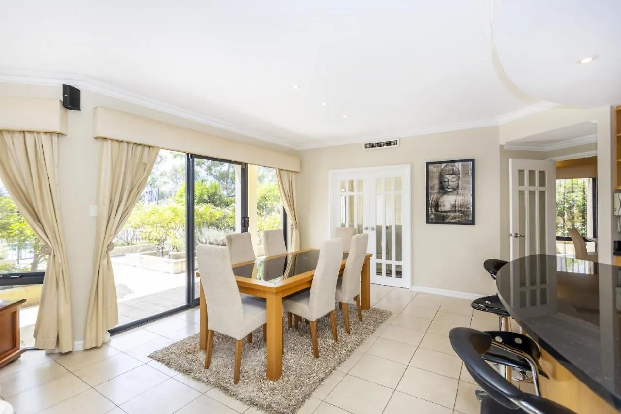 Grand Riverview Manor With Pool & River Access - Executive Escapes Perth Australia