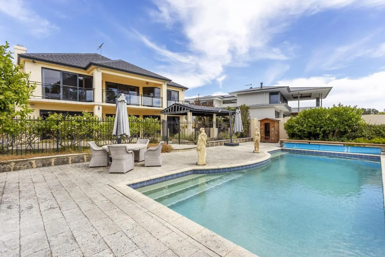 Grand Riverview Manor With Pool & River Access - Executive Escapes Perth