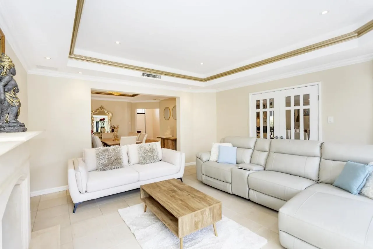 Grand Riverview Manor With Pool & River Access - Executive Escapes Perth