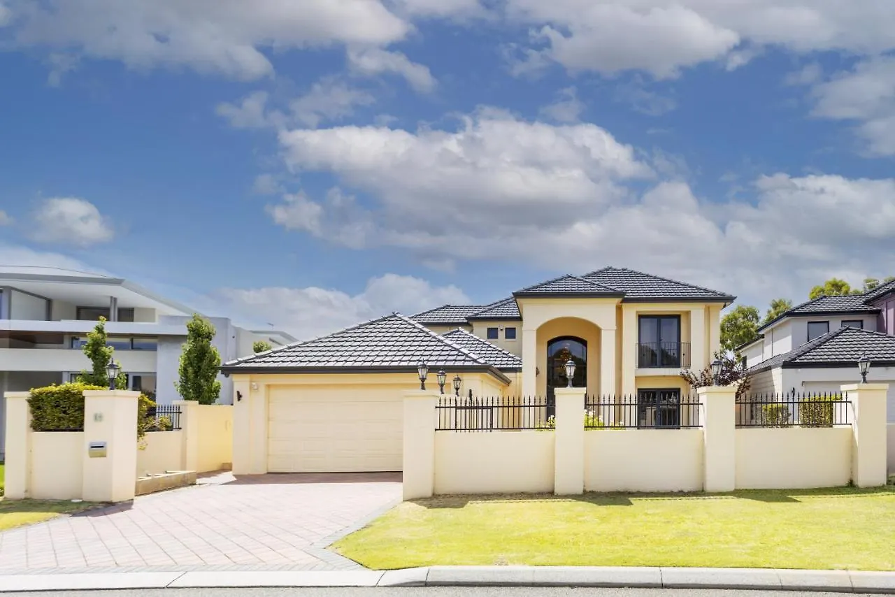 Grand Riverview Manor With Pool & River Access - Executive Escapes Perth