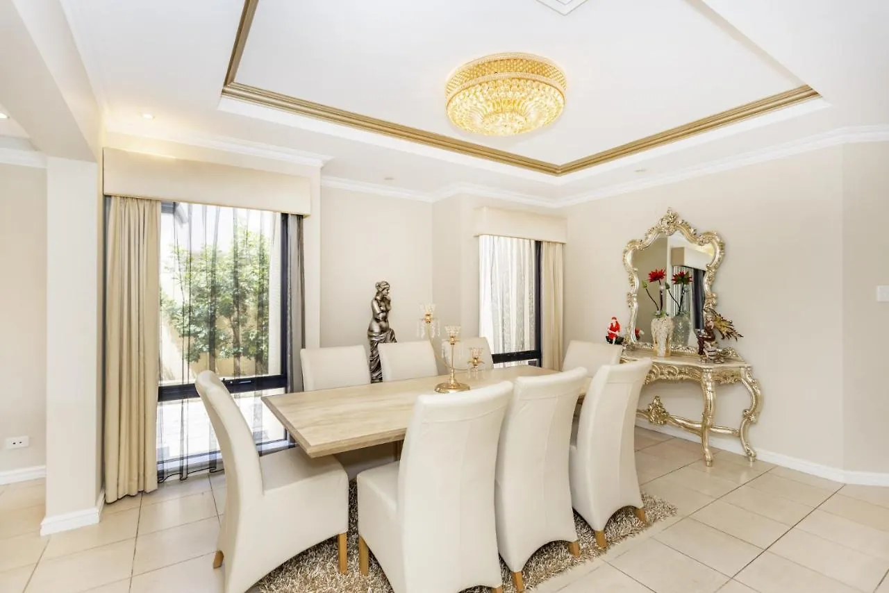 Grand Riverview Manor With Pool & River Access - Executive Escapes Perth Australia